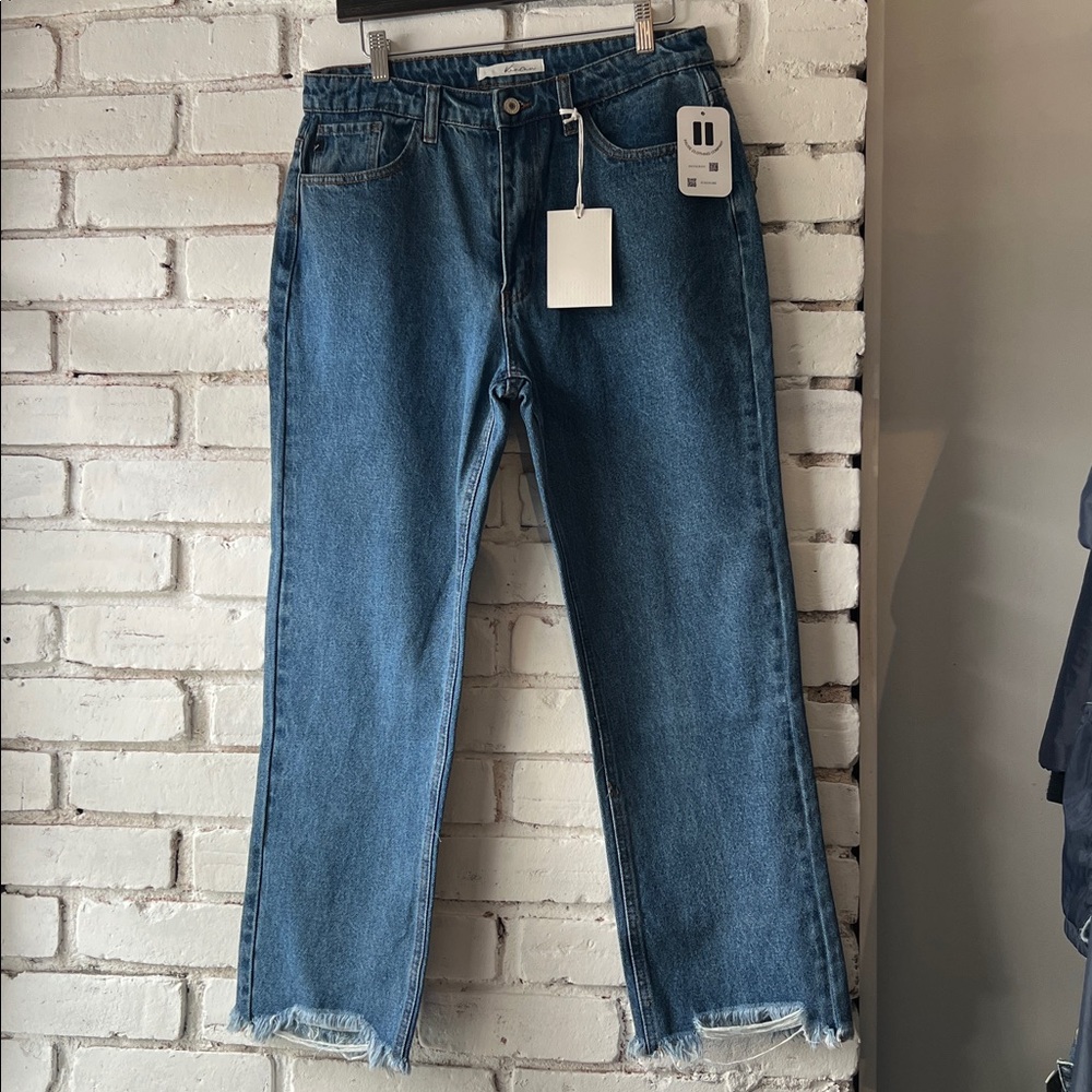 Women's Blue Jeans mum jeans with fray hem mid / high rise zipper fly